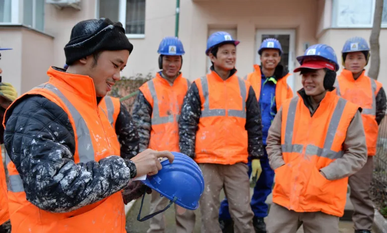 Tinerii români aleg munca în străinătate, deficitul de personal se adâncește