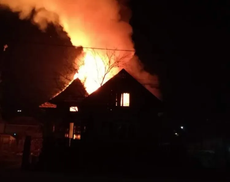 Incendiu la o locuință din Huedin: Pompierii sting flăcările rapid