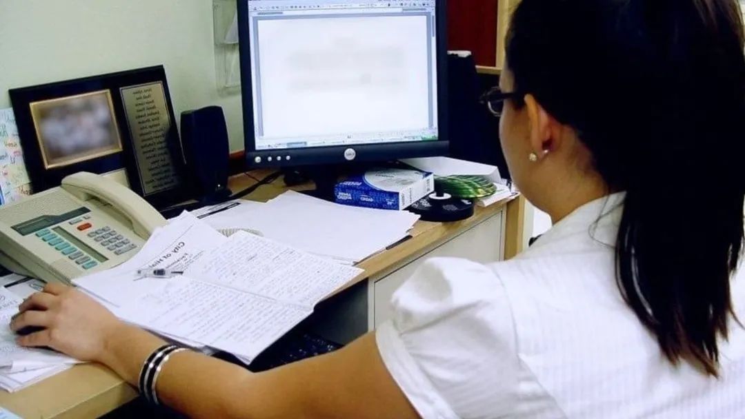 Senatul interzice folosirea emailurilor comerciale în comunicarea oficială