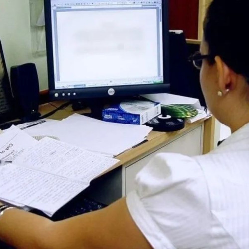 Senatul interzice folosirea emailurilor comerciale în comunicarea oficială