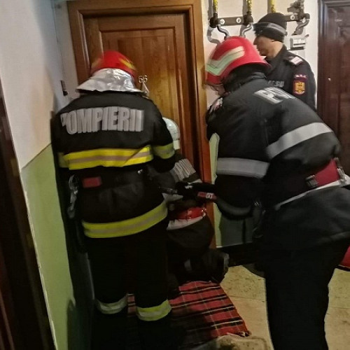 Bătrână salvată de pompieri din apartamentul cuprins de flăcări în Micro 14, Satu Mare