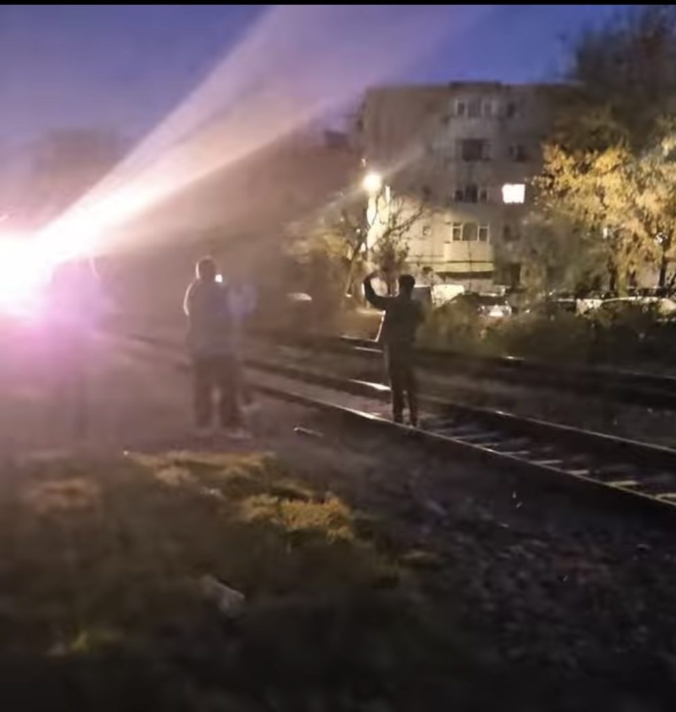 Copii filmați în apropierea șinelor de tren în Bacău
