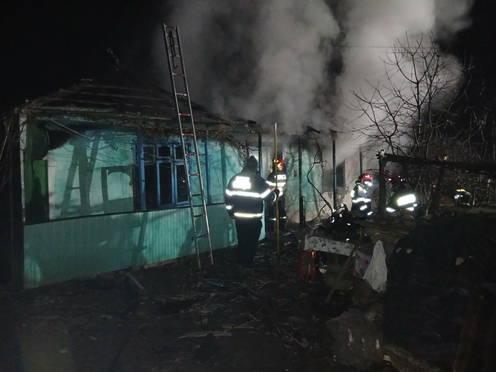 Familie din Botoșani rămâne fără casă în urma unui incendiu devastator