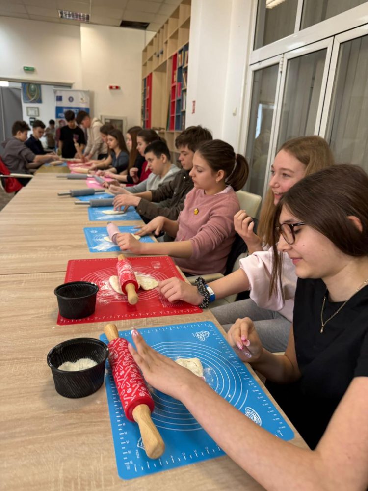 Elevii de la Colegiul Național „Gheorghe Șincai” participă la o activitate intergenerațională în Baia Mare