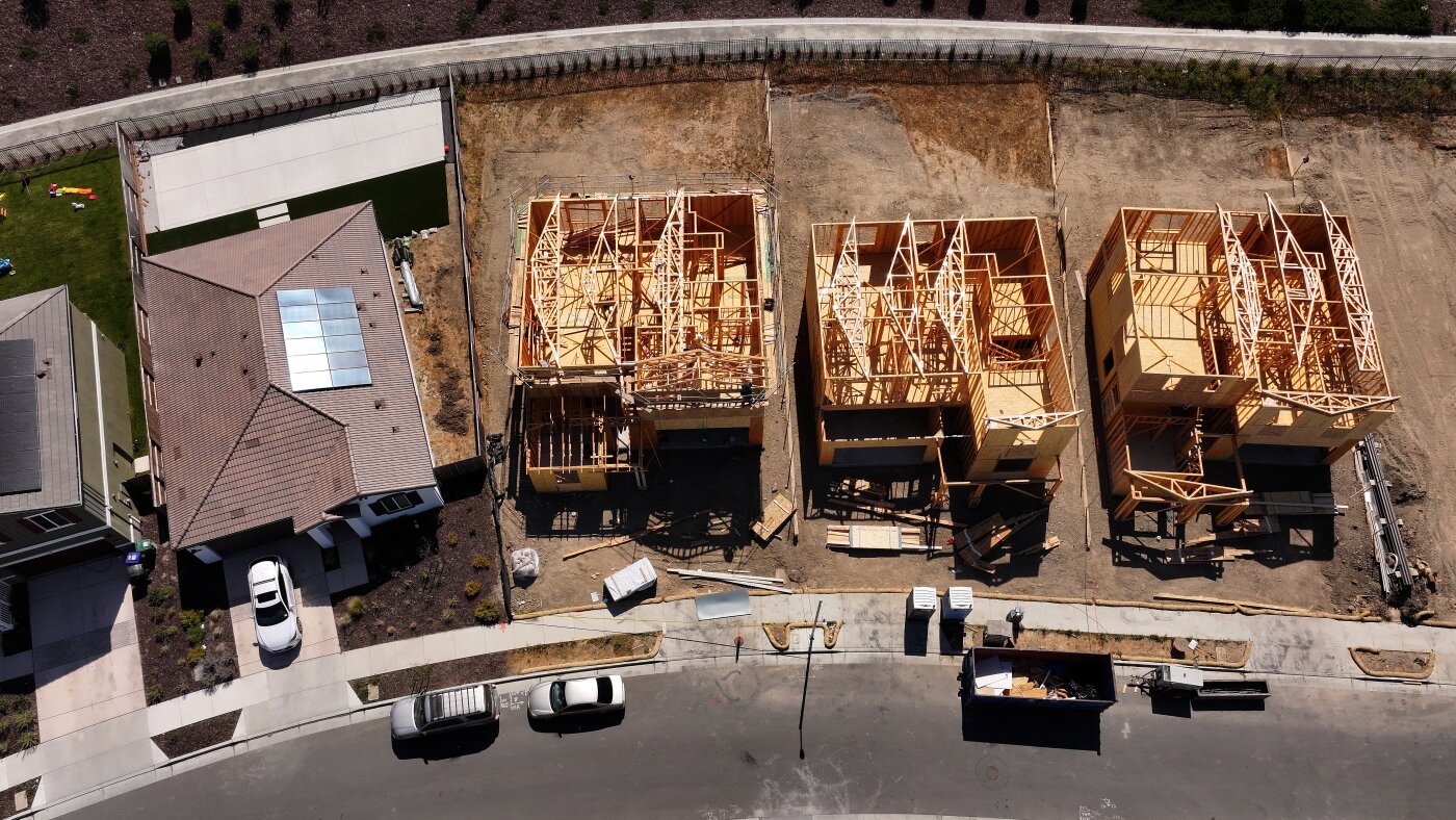 America se confruntă cu o criză a accesibilității locuințelor. Construirea de case pentru închiriere poate ajuta