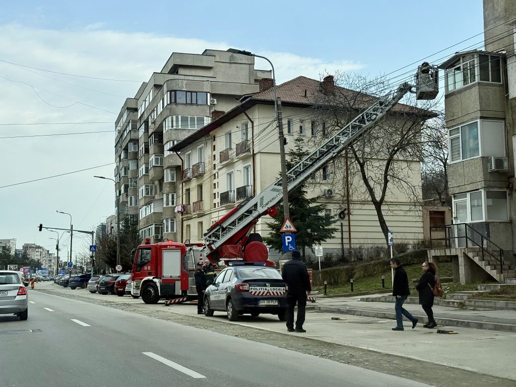 Pompierii intervin pe Bulevardul Frații Golești din Pitești