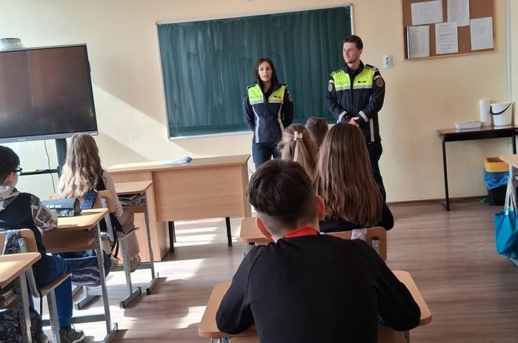 Elevii din Baia Sprie învață despre cariera de polițist