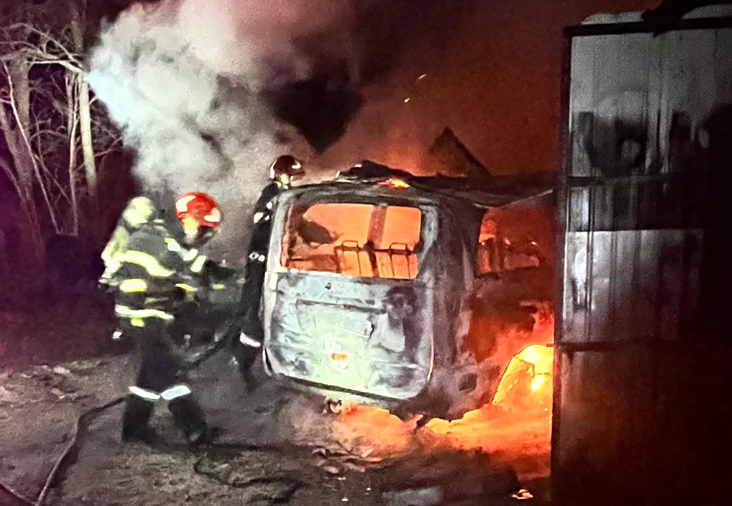 Incendiu devastator în Fundu Herții: un garaj și o mașină au ars complet