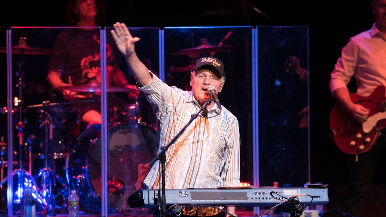Bruce Johnston părăsește Beach Boys după șase decenii