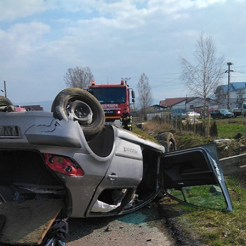 Accident rutier la Bixad: Mașină răsturnată și stâlp electric doborât