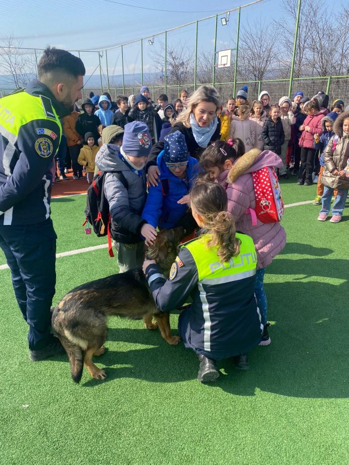 Activități polițienești pentru siguranța elevilor în Odobești
