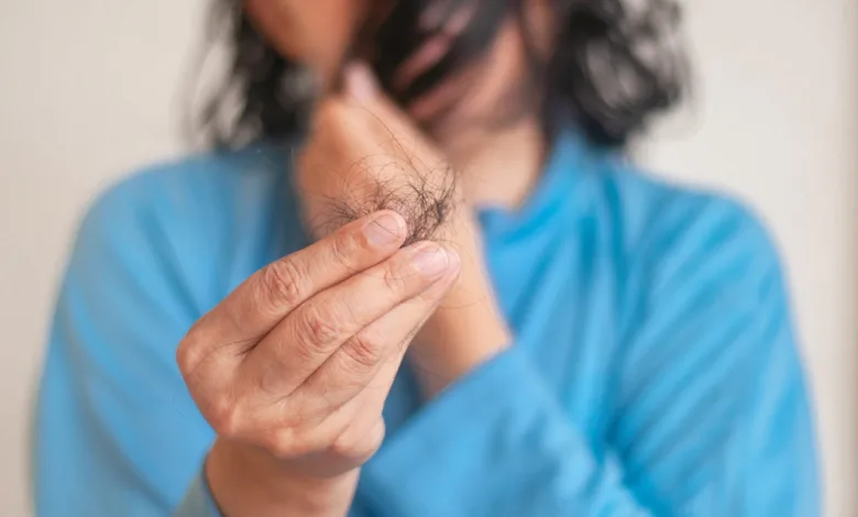 Căderea părului: cauze, semne și opțiuni de tratament