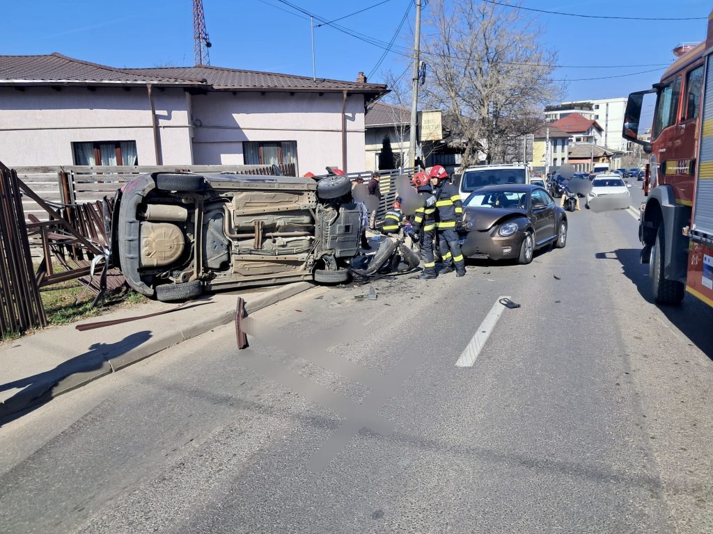 Accident rutier grav în Pitești, cu trei autoturisme implicate