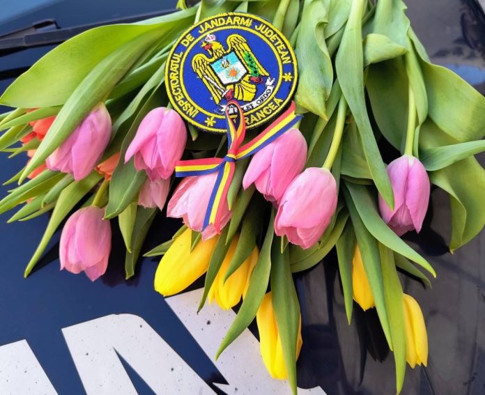 Jandarmii din Vrancea au adus bucurie doamnelor de la căminul de bătrâni