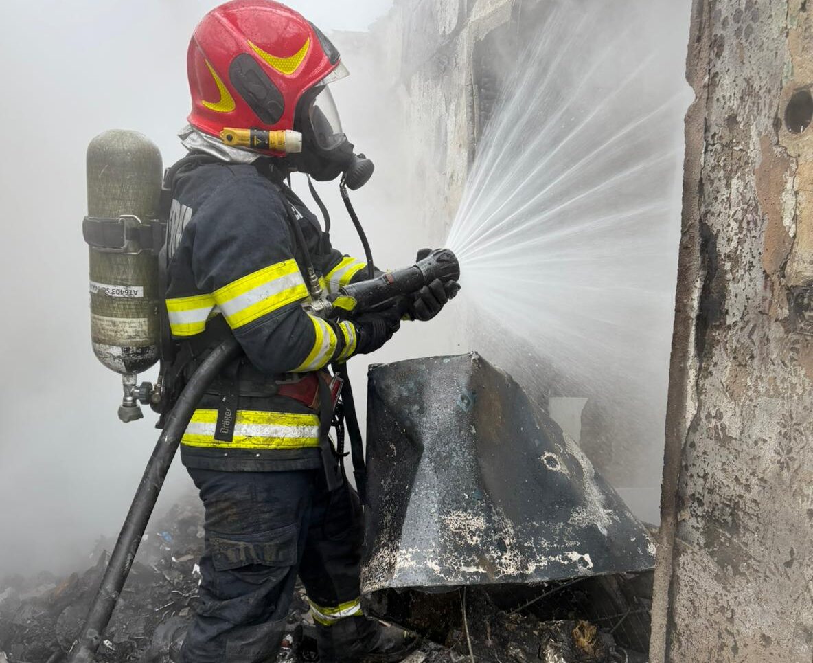 Incendiu devastator într-o gospodărie din Bajura, Măcinat de vânt