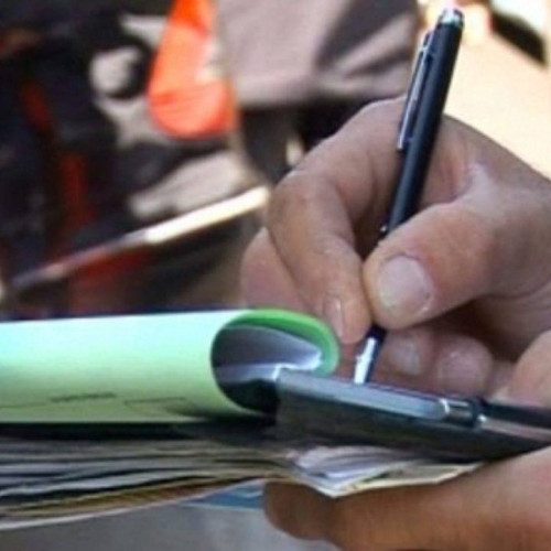 Bărbaţi amendaţi pentru participare la oră în liceu din Târgovişte