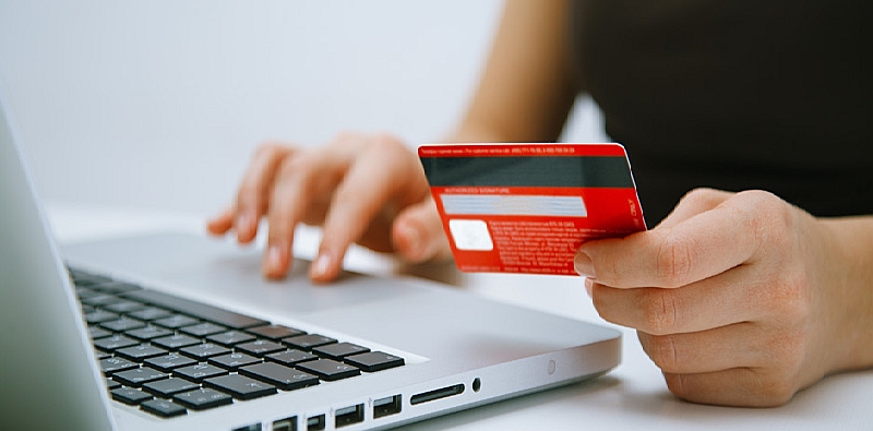 Tânăr din Piatra-Neamț, păcălit de escroci prin investiții online