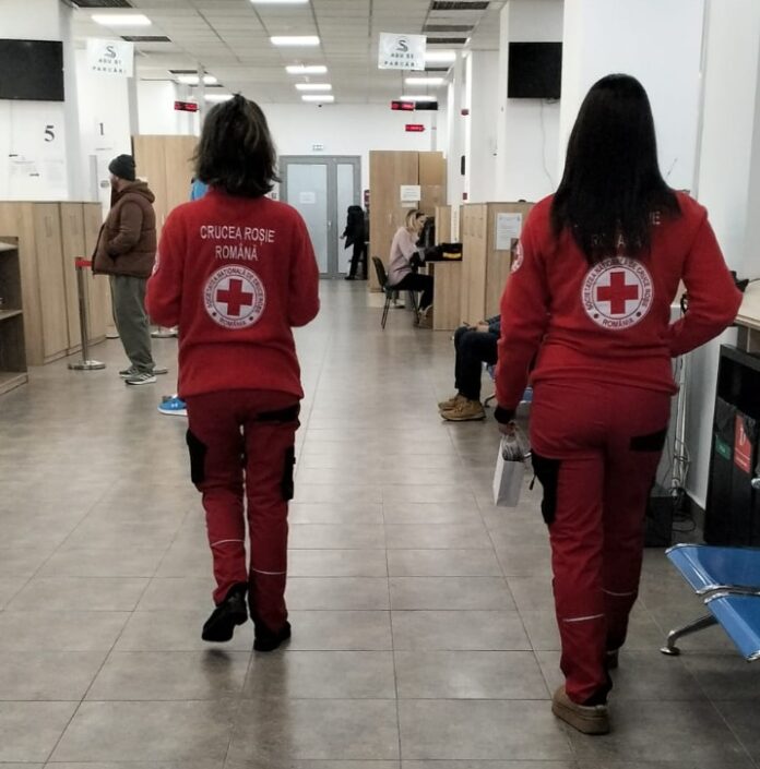 Voluntarii Crucii Roșii din Sectorul 5 aduc bucurie de primăvară comunității