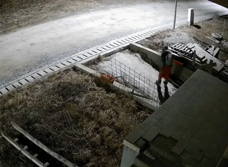 Bărbat surprins furând materiale de construcție din Chinteni
