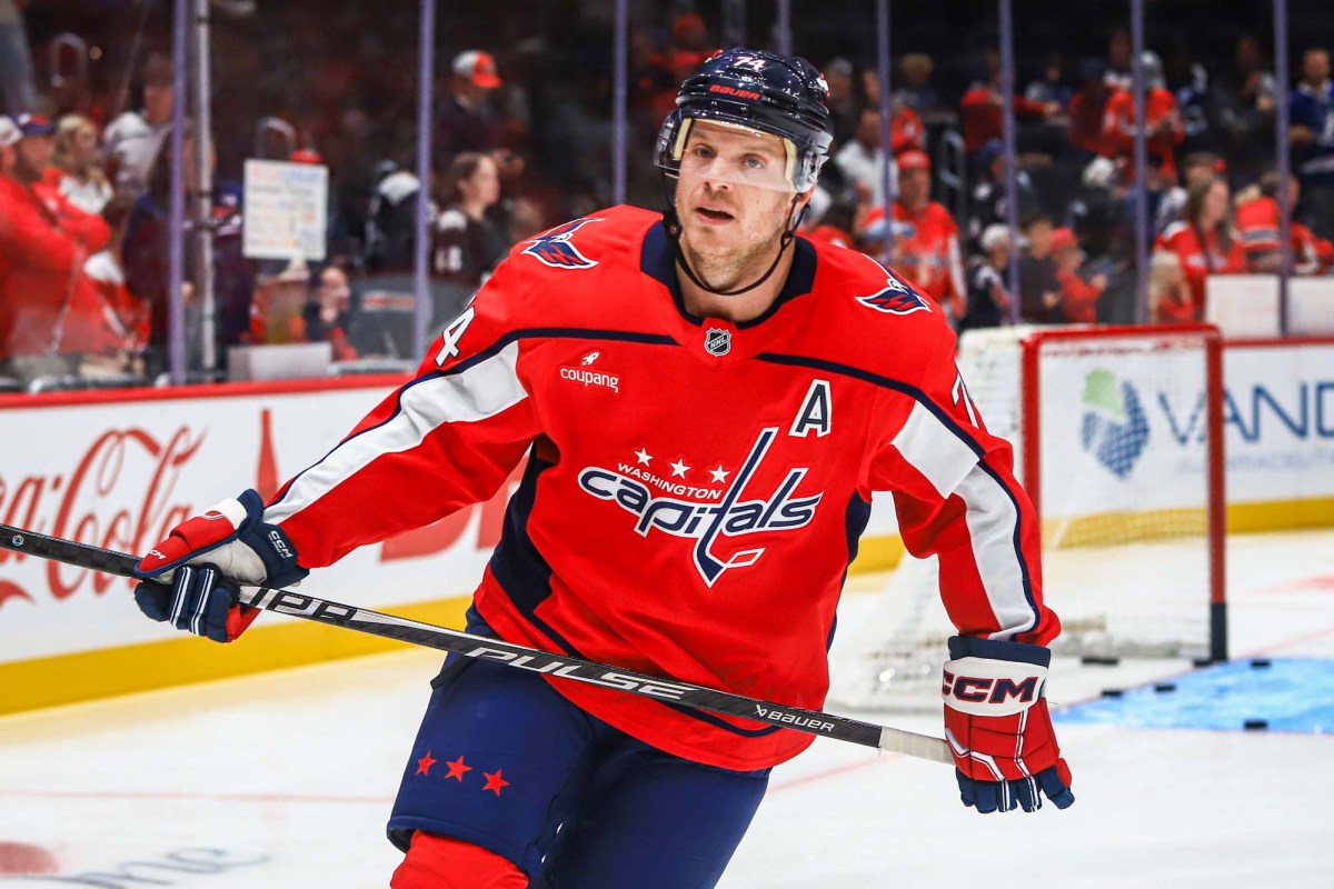 John Carlson transferat la Anaheim Ducks pentru selecții la draft