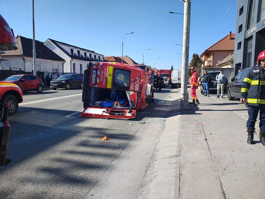 Accident cu o autospecială SMURD în Sibiu, activat Planul Roșu