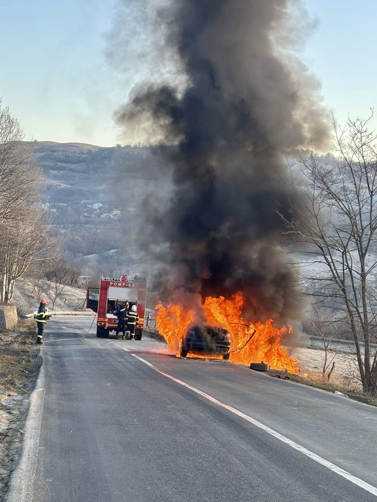 Incendiu la un autoturism în Câmpulung, pagube de 95%