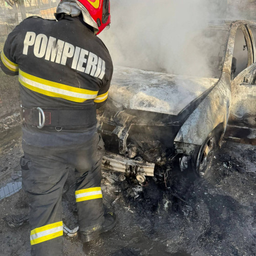 Autoturism cuprins de flăcări în Plopșoru, Giurgiu