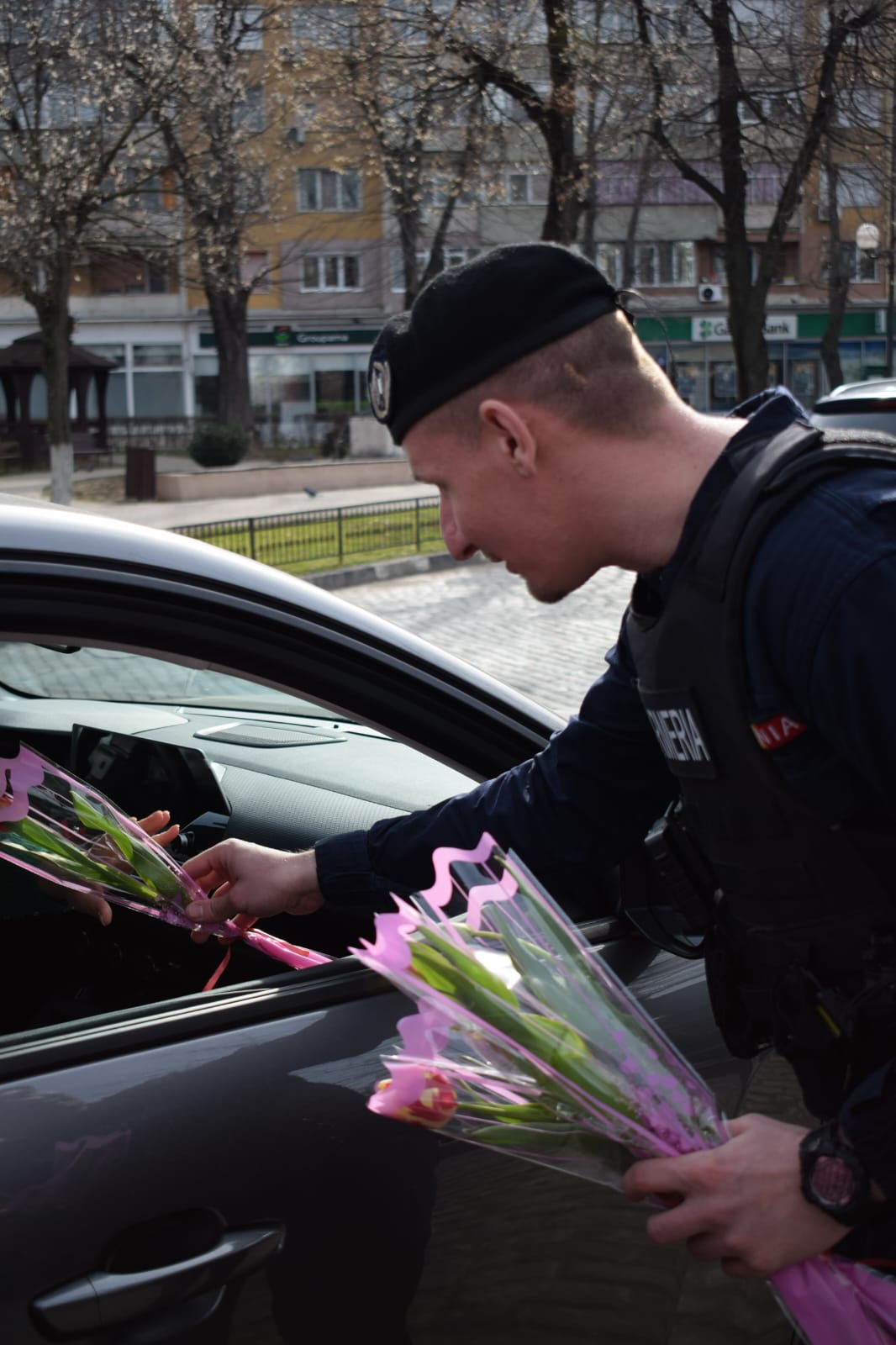 Jandarmi, pompieri și polițiști din Giurgiu celebrează femeile de 8 Martie