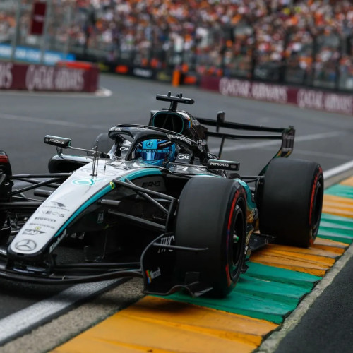 George Russell câștigă cursa din Australia, urmat de coechipierul său