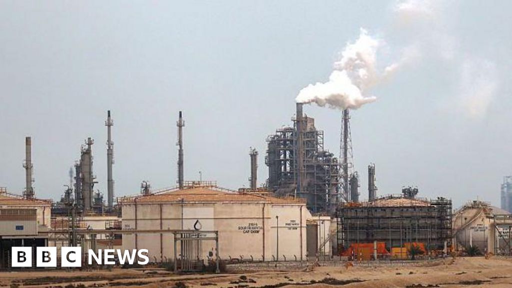 Prețul petrolului a atins un maxim de doi ani după ce Qatarul avertizează că toată producția din Golf s-ar putea opri în zile