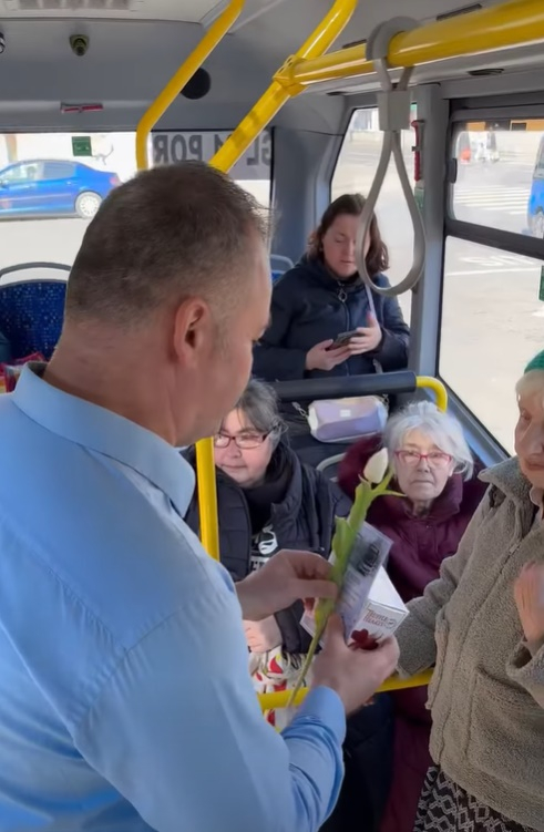 Transurb Galați sărbătorește femeile cu flori și dulciuri de 8 Martie