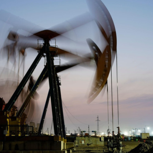 Prețul petrolului depășește 100 de dolari pe baril, provocat de conflictele din Orientul Mijlociu