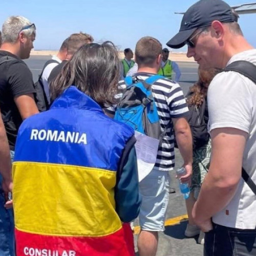 Oana Țoiu discută cu românii repatriați din Orientul Mijlociu la Aeroportul Henri Coandă