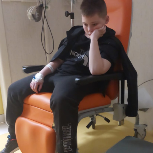 Un băiat de 11 ani luptă cu cancerul, familia sa are nevoie de ajutor
