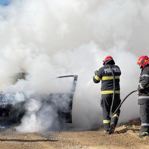 Autoturism în flăcări pe strada Tulbureni din Botoșani