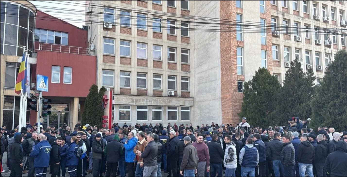 Protestele angajaților de la Complexul Energetic Oltenia continuă la Târgu Jiu