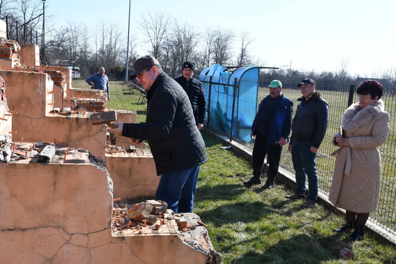 Reabilitarea bazei sportive din Răcari începe cu investiții semnificative