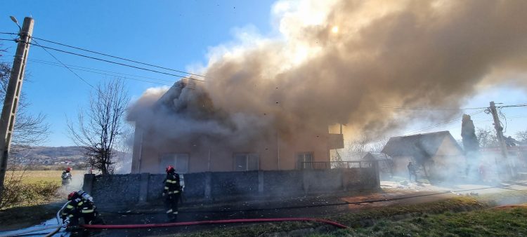 Incendiu devastator în Surdești: Trei persoane au fost asistate medical