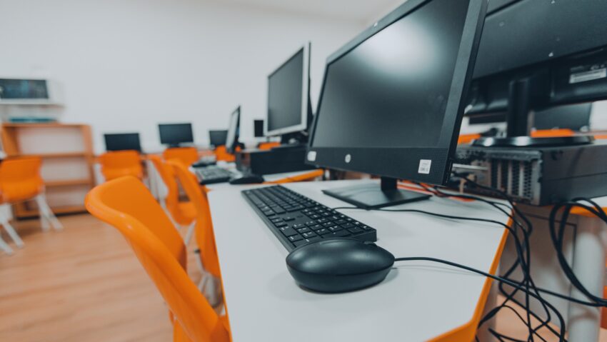 Consiliul Județean Brașov reia licitația pentru dotarea bibliotecilor cu echipamente IT