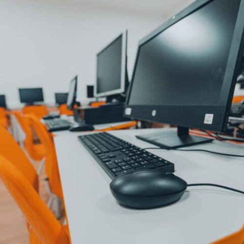 Consiliul Județean Brașov reia licitația pentru dotarea bibliotecilor cu echipamente IT