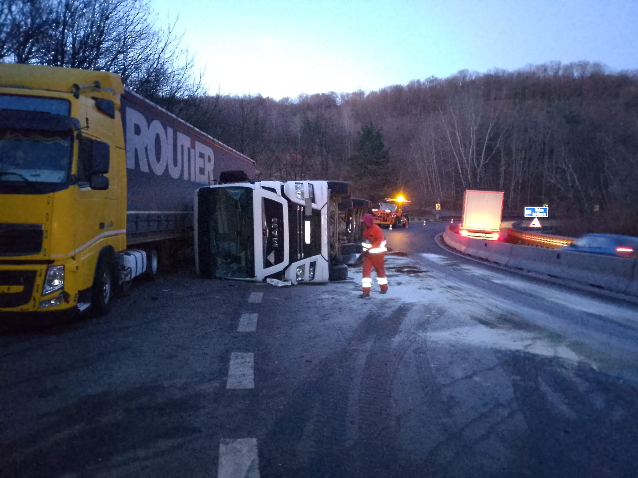 Accident pe DN7: TIR încărcat cu fier s-a răsturnat la Milcoiu