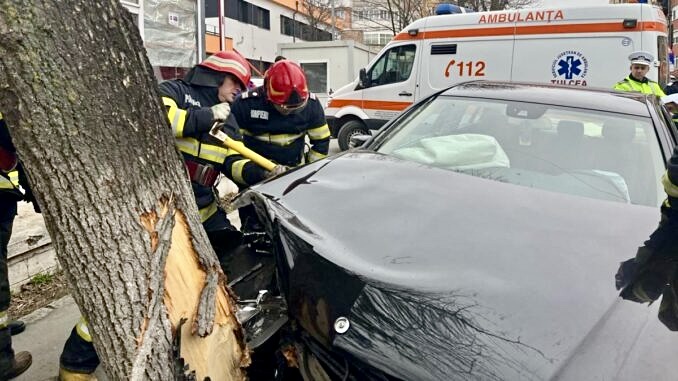 Accident rutier în Pitești, autoturismul a lovit un pom