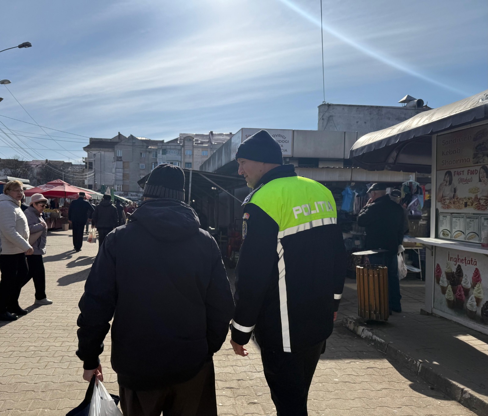 Polițiștii din Botoșani prind un tânăr cu țigarete de contrabandă în Piața Centrală