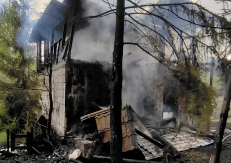 Incendiu la o cabană din Cluj-Napoca, pompierii intervin cu dificultate