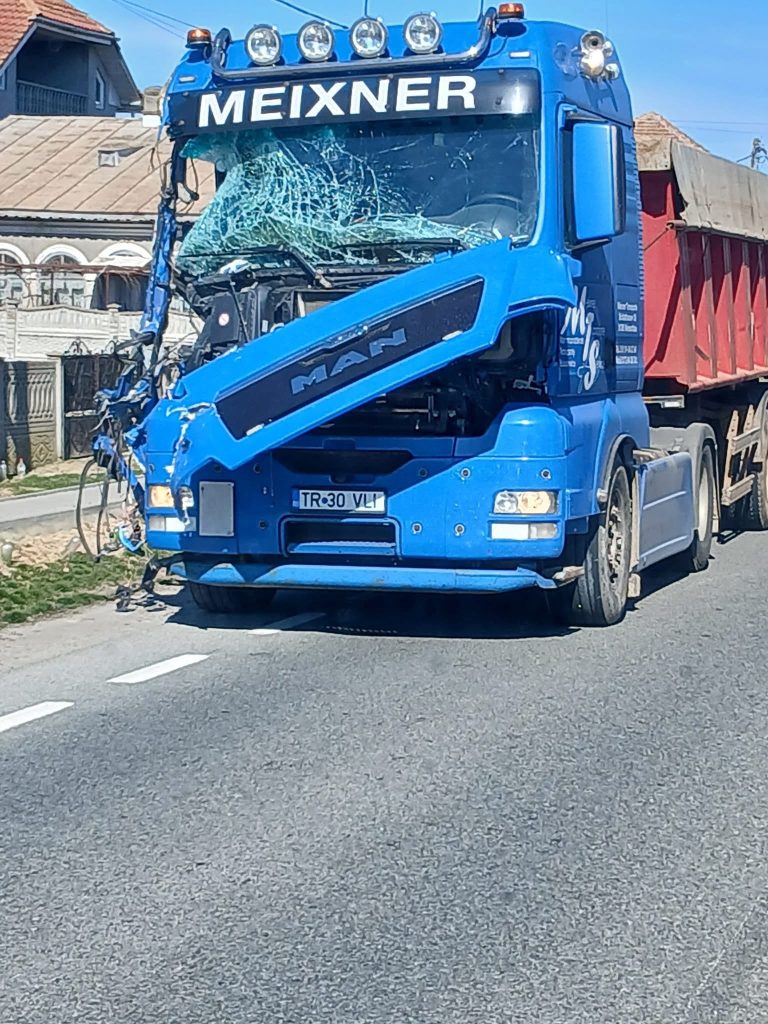 Accident rutier cu TIR-uri în Țînțăreni, fără victime