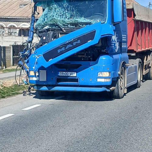 Accident rutier cu TIR-uri în Țînțăreni, fără victime