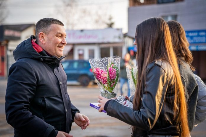 Primarul din Mogoșoaia sărbătorește femeile de 8 Martie