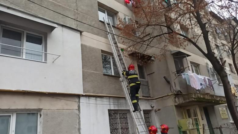 Pompierii salvează o bătrână căzută într-un apartament din Roman