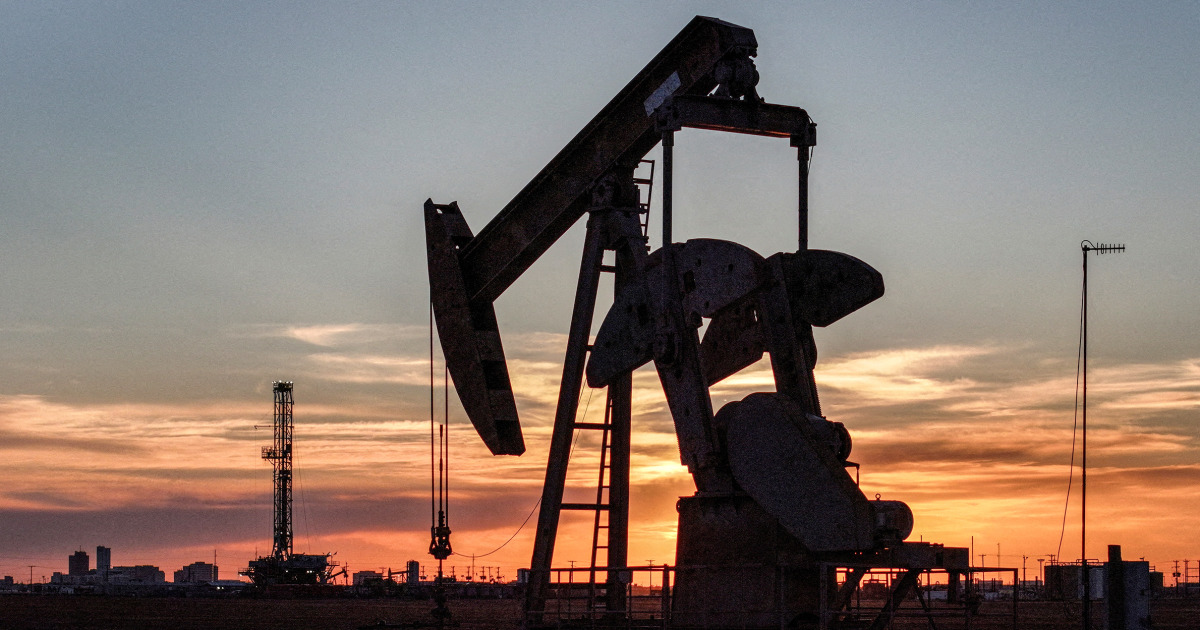 Creșterea prețului petrolului șochează piețele mondiale și stârnește temeri de inflație