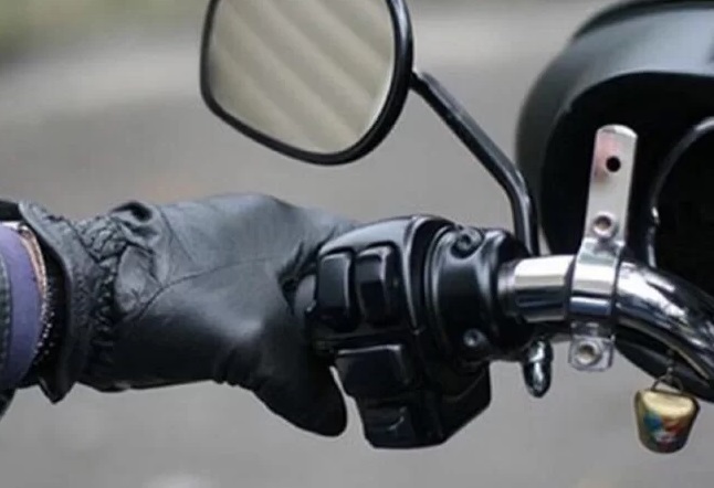 Poliția oprește un motociclism fără permis pe D.N. 1C